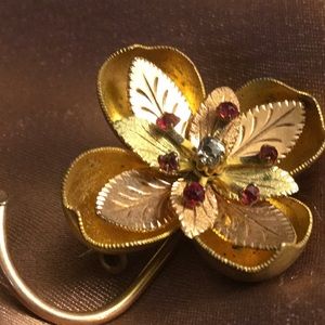 Vintage 4 leaf flower red rhinestone brooch